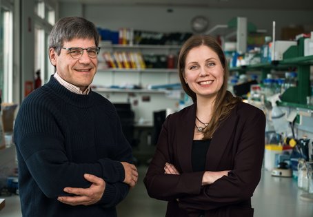 Anna Orlova mit Richard Moriggl, Leiter der Abteilung für Funktionelle Krebsgenomik der Vetmeduni und Co-Gründer von RIANA Therapeutics. 