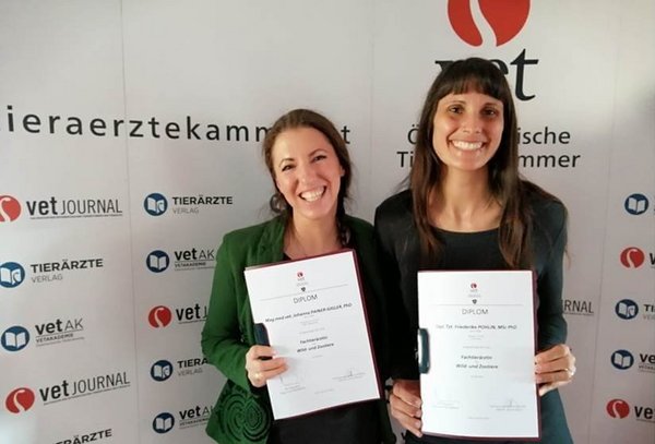 Johanna Painer and Friederike Pohlin with their diplomas