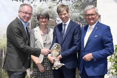 Stephan Pernkopf, Petra Winter, Richard Zink and Alfred Riedl with a Ural owl