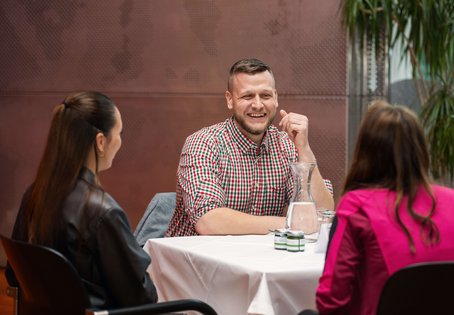 Florian Flicker (Kleintierarzt Obersteiermark) im Gespräch mit Studierenden beim Speed-Dating