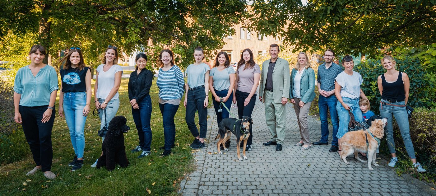   All team members stand on the area in front of the Clever Dog Lab on the campus of the Vetmeduni
