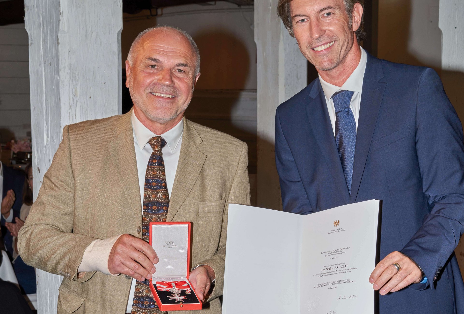 Presentation of the Great Silver Medal of Honor for Services to the Republic of Austria to Walter Arnold (left) by BMBWF Section Head Elmar Pichl. Photo: Gustav Bachmeyer