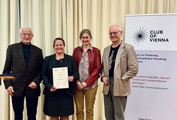 Gruppenbild mit Pamela Burger bei der Preisverleihung. Pamela hält eine Urkunde.