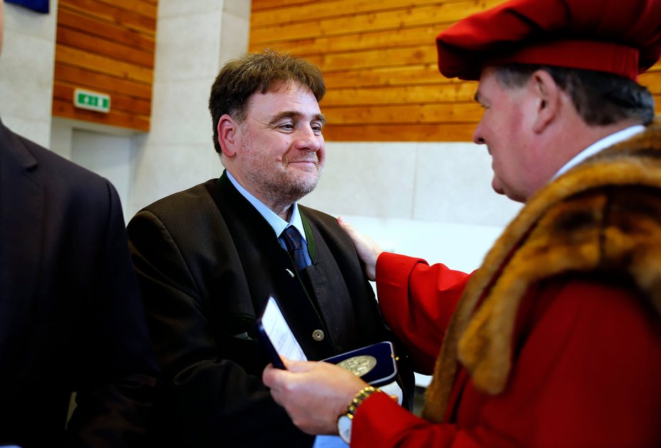 Übergabe der Medaille durch den Rektor der UVLF, Jozef Nagy (Im Bild rechts).  Übergabe der Medaille durch den Rektor der UVLF, Jozef Nagy (Im Bild rechts).