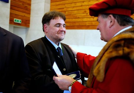 Übergabe der Medaille durch den Rektor der UVLF, Jozef Nagy (Im Bild rechts). 