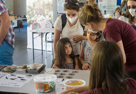 Besucherinnen und Mitarbeiterin an der Amphibienstation (Foto K. Svadlenak/Vetmeduni)