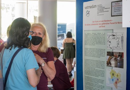 Besucher:innen an der Fuchsbandwurm Station am TdoT 2022 /Foto K. Svadlenak/Vetmeduni