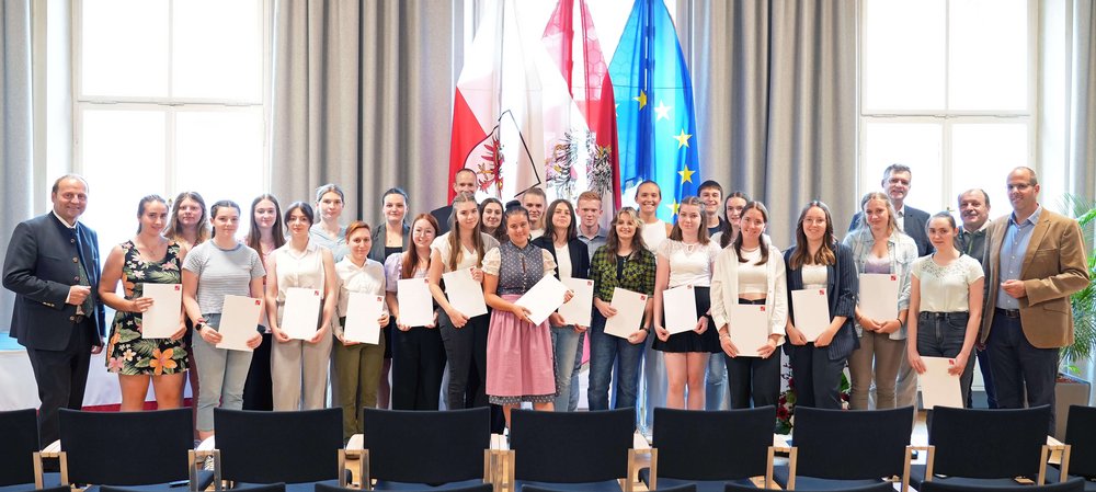Gruppenbild Teilnehmer:innen Summer School VetINNSights in Tirol mit LHStv Josef Geisler und Prof. Lorenz Kohl.