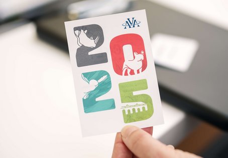 Karte in Hand mit Aufschrift "2025 und Logo der Association of Veterinary Anaesthetists"