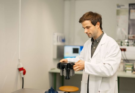  Silvio Kau-Strebinger bei der Arbeit mit der Ultrazentrifuge. (Foto: Thomas Suchanek/Vetmeduni)