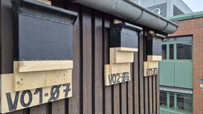 3 nummerierte Feldermausquartiere aus Holz
