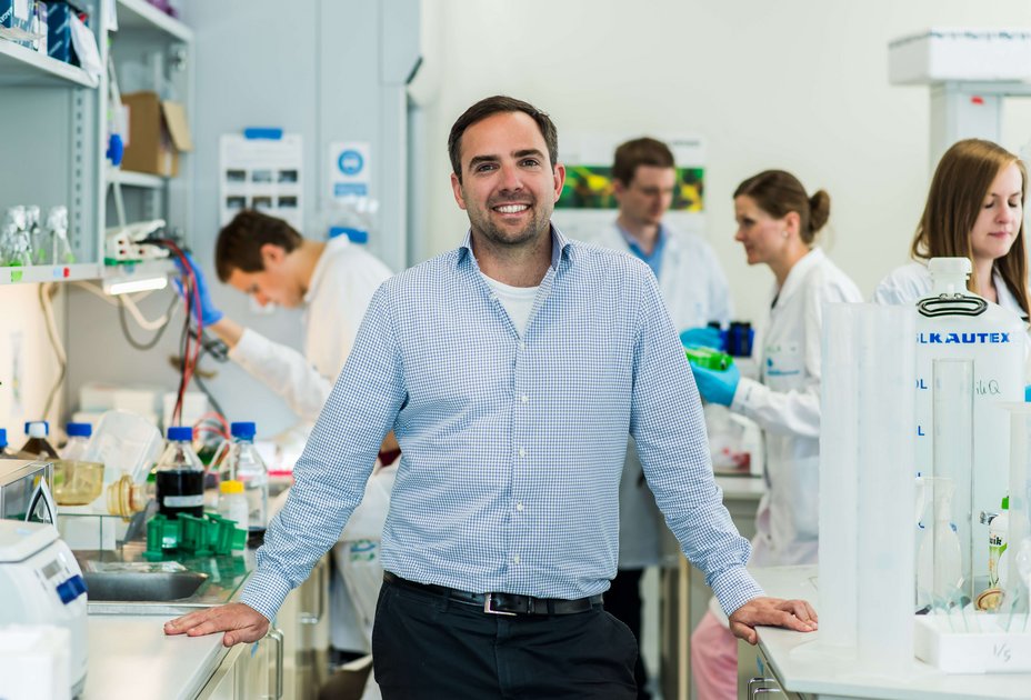 Sebastian Glatt im Labor. Foto: FNP Sebastian Glatt im Labor