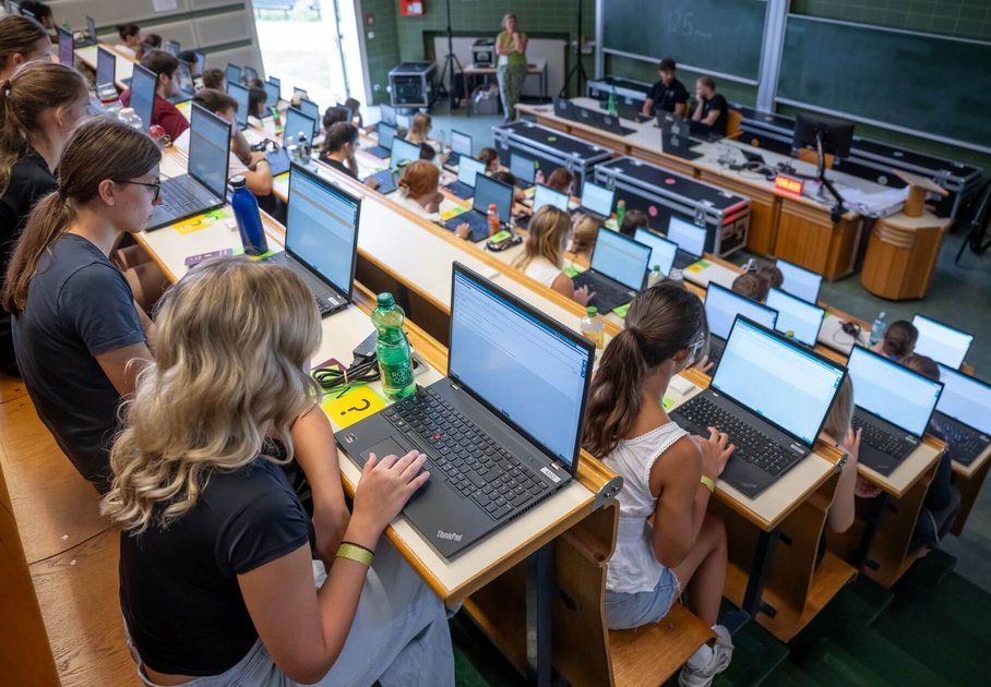 Jugendliche im Hörsaal beim Aufnahmetest