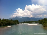 Foto vom Lech-Fluss mit Kleinkraftwerk