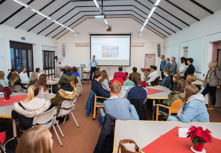 Robert Kuschela, Leiter der VetFarm, stellte den Forschungsstandort der Vetmeduni am Kremesberg vor.