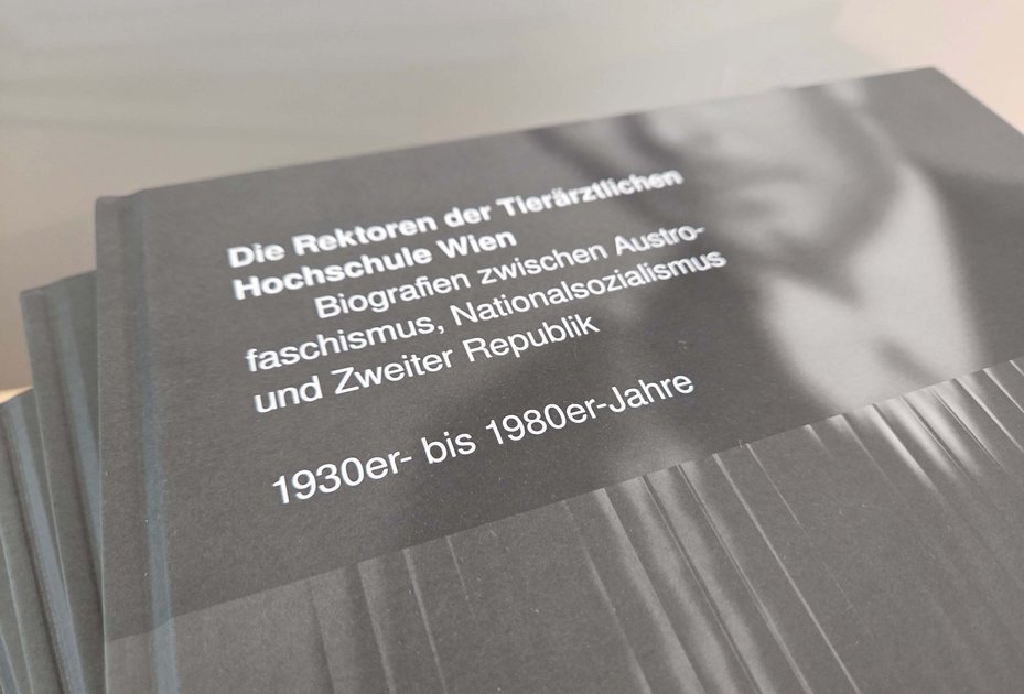 Stapel B&uuml;cher mit Titel "Die Rektoren der tier&auml;rztlichen Hochschule Wien"