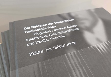 Stapel B&uuml;cher mit Titel "Die Rektoren der tier&auml;rztlichen Hochschule Wien"