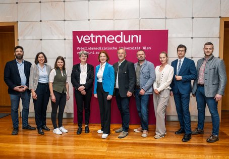 Jörg Hiesel (Fachbereich Tierseuchen), Barbara Wolfger (Großtierpraktikerin in St. Michael), Magdalena Beer (HVU), Rektorin Petra Winter, Landesrätin Simone Schmiedtbauer, Landesveterinärdirektor Peter Eckhardt, Robert Wolf (Geschäftsführer des TGD Steiermark), Sandra Polliner (Fachbereich Fleischhygiene und Tierarzneimittel), Meinhardt Schweditsch (Personalabteilung Land Steiermark), Florian Flicker (Kleintierarzt Obersteiermark) 