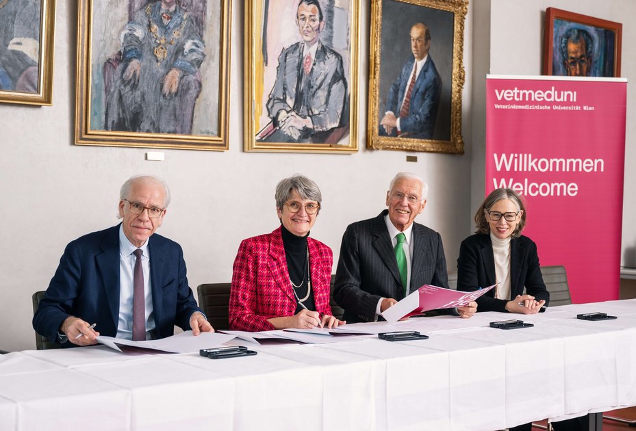 Personen sitzend bei der Vertragsunterzeichnung