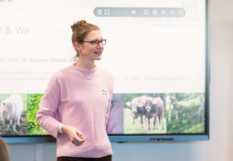 Lehrgangsleiterin Barbara Metzler-Zebeli (Vetmeduni) sprach darüber, wie Tierwohl, Lebensmittelsicherheit und Klimaschutz miteinander verknüpft sind.