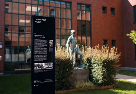 Neue Info-Stele im Innenhof des Rektoratsgebäudes am Campus der Vetmeduni 