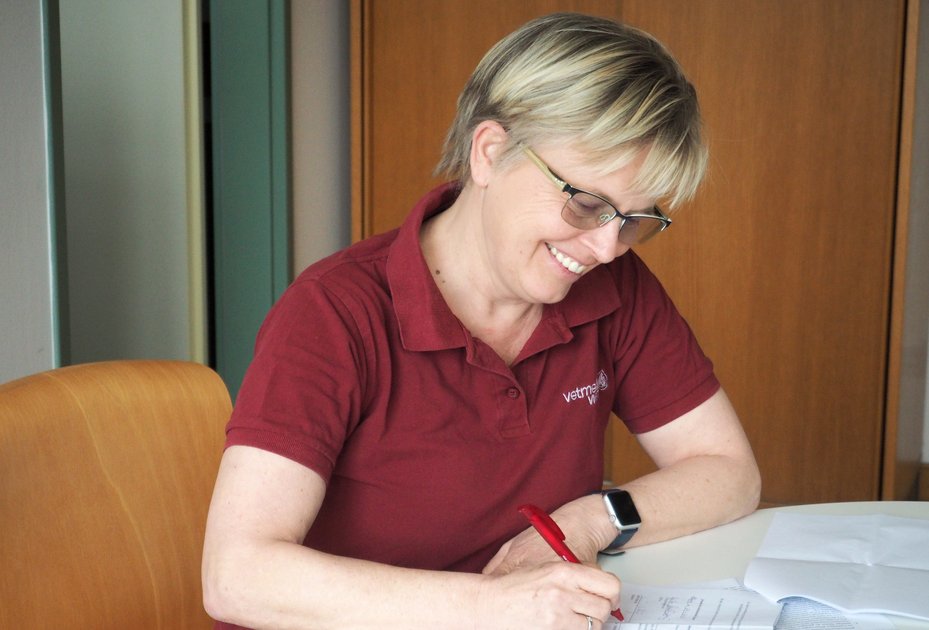 Barbara Bockstahler bei der Unterzeichnung des Projektvertrages. Foto: F. Lejeune/Vetmeduni Vienna