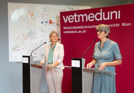 Verteidigungsministerin Klaudia Tanner (li.) und Petra Winter, Rektorin der Vetmeduni (re.). Foto: HBF/Carina Karlovits