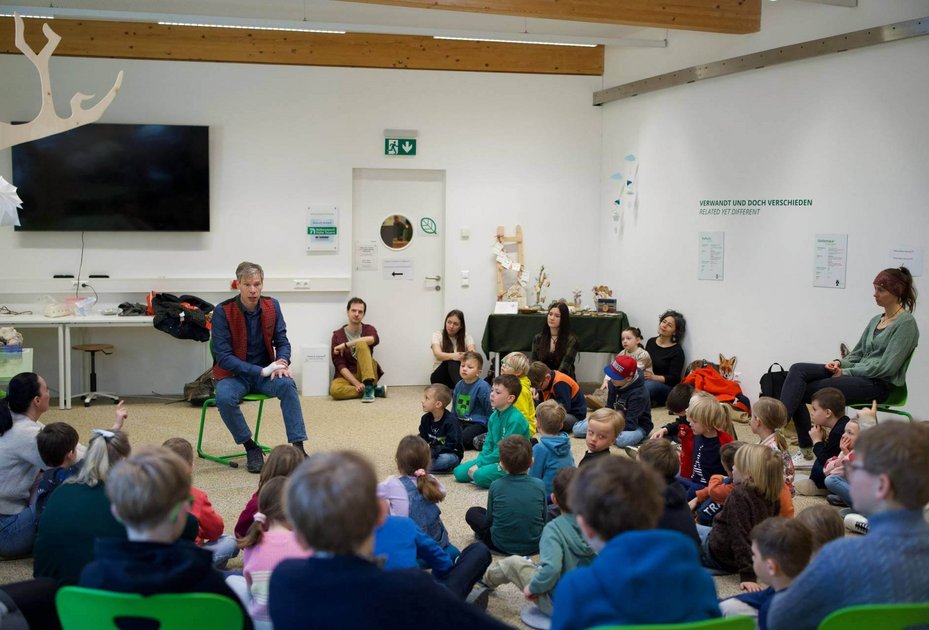 Die Begeisterung der Mallnitzer Kinder aus Kindergarten und Volksschule unterstreicht, wie wertvoll es ist, bereits die Kleinsten f&uuml;r die Wildtiermedizin und -&ouml;kologie zu begeistern.