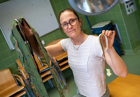 Martina Mosing wird in Wien an Electrical Impedance Tomography mit Hilfe von Elektronengurten forschen, die um den Brustkorb geschnallt Atmung sichtbar machen. Rechts der kleinste Gurt für Katzen und links passend für ein Pferd.