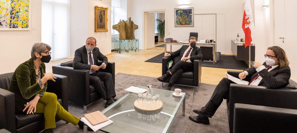 Gespräch im Innsbrucker Landhaus (v.l.n.r): Rektorin Petra Winter, LHStv Josef Geisler, LH Günther Platter und BM Martin Polaschek. Foto: Land Tirol/Die Fotografen