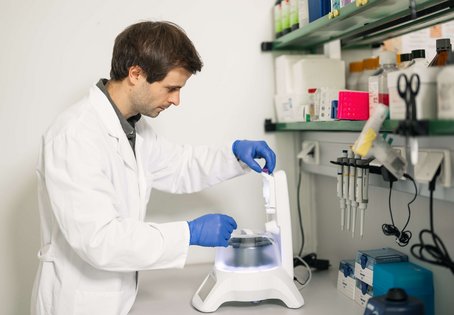 Silvio Kau-Strebinger beim Arbeiten im Labor. (Foto: Thomas Suchanek/Vetmeduni)