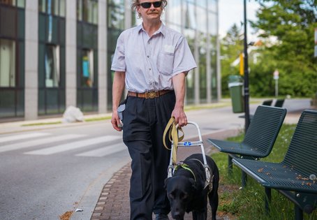Nero bringt seinen blinden Halter Andreas Leimer sicher an die gewünschten Orte und begleitet ihn verlässlich in all seinen Lebensbereichen. Foto: Thomas Suchanek/Vetmeduni