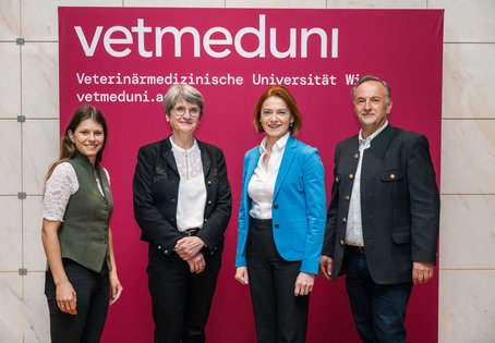Magdalena Beer (HVU), Rektorin Petra Winter, Landesrätin Simone Schmiedtbauer und Landesveterinärdirektor Peter Eckhardt