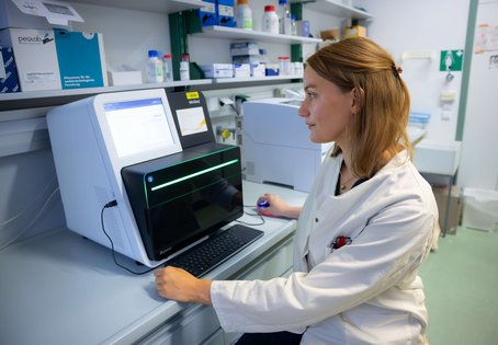 Lisa Marie Ahrens forscht im Zuge des One Health PhD-Programms der Vetmeduni an der mikrobiellen Zusammensetzung des Reproduktionstrakts von Zuchthunden.