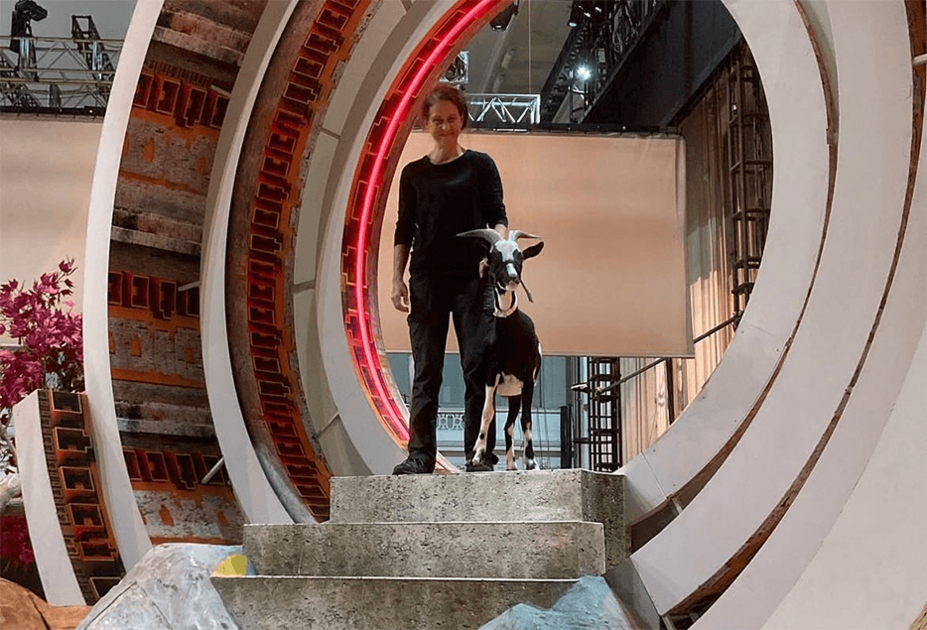 Katja Hawliczek mit Ziege am Filmset. 