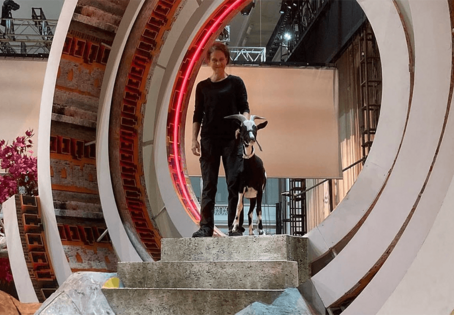 Katja Hawliczek mit Ziege am Filmset. 