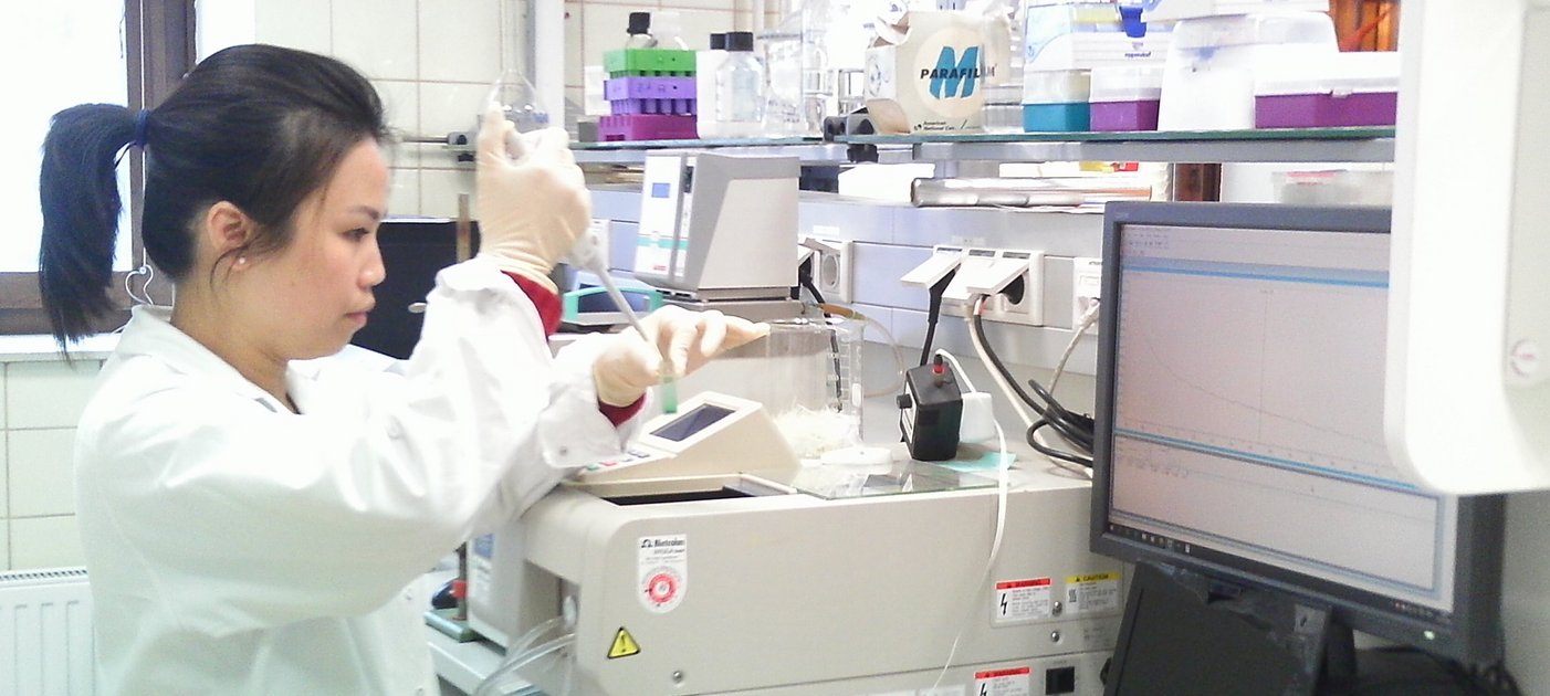 Laborassistenting macht Enzymkinetik am Spektro- photometer (Foto FIWI)