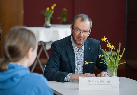Franz Hintner (Präsident Tierärztekammer Bozen) im Gespräch mit Studierenden bei "Südtirol trifft Wien".
