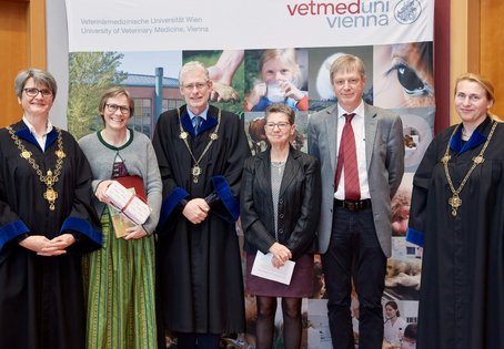 Im Rahmen der akademischen Feier am 13. Dezember 2019 wurde der Nutztierpreis 2019 an Clair Firth übergeben. Foto: Ernst Hammerschmid/Vetmeduni