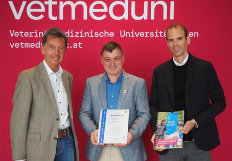 Kurt Kefer (EMAS-Umweltgutachter/ TÜV SÜD Landesgesellschaft Österreich GmbH, li.) überreichte das EMAS-Zertifikat an Alexander Moravec (EMAS-Beauftragter/Vetmeduni, Mitte) und Fabian Friedrich-Farrokhnia (Leiter des Campus Managements der Vetmeduni, re.). 