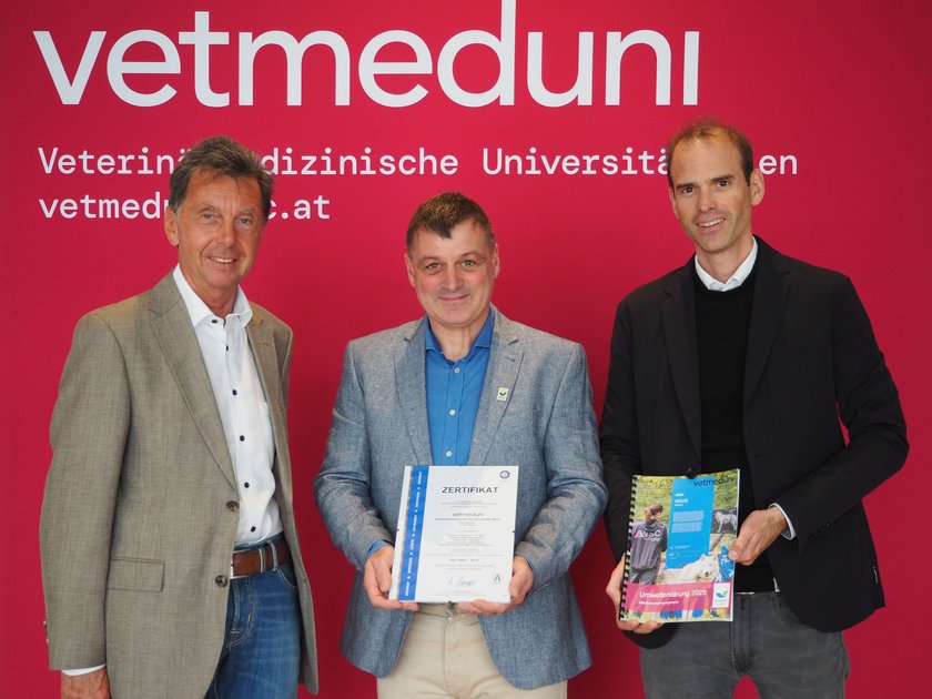Kurt Kefer (EMAS-Umweltgutachter/ TÜV SÜD Landesgesellschaft Österreich GmbH, li.) überreichte das EMAS-Zertifikat an Alexander Moravec (EMAS-Beauftragter/Vetmeduni, Mitte) und Fabian Friedrich-Farrokhnia (Leiter des Campus Managements der Vetmeduni, re.). 