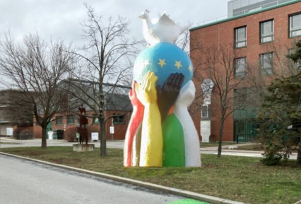 Vorschlag von Studierenden für ein Denkmal (Fotomontage)