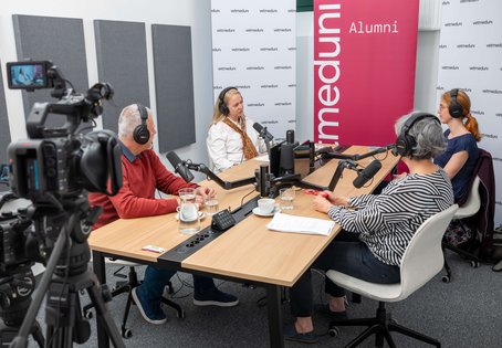 Mit dem Podcast „Vetmeduni Alumni-Session“ verfügt die Vetmeduni über ein neues Format, das den Wissenstransfer und Erfahrungsaustausch mit Absolvent:innen fördern soll.