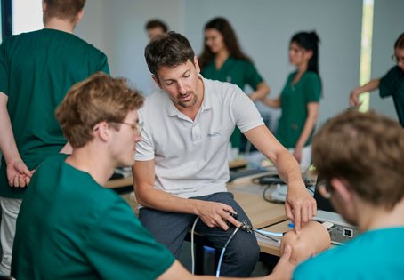 Mehrere Personen in Workshop-Situation