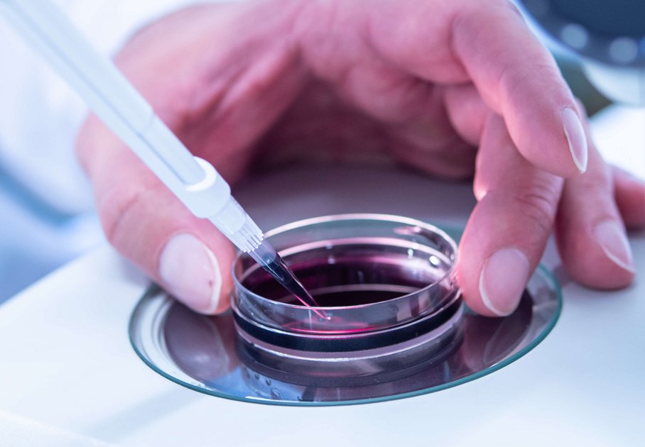 Großaufnahme Hände beim Pipettieren einer Flüssigkeit