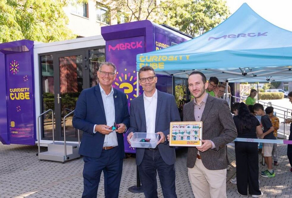 Bezirksvorsteher Georg Papai, Vetmeduni-Rektor Matthias Gauly und MERCK &Ouml;sterreich Gesch&auml;ftsf&uuml;hrer Chris Neff vorm Curiosity Cube