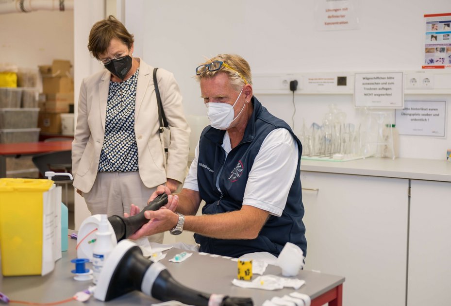 Doris Schmidauer mit Klaus Riedelberger im Skills Lab VetSim. Foto: Thomas Suchanek/Vetmeduni