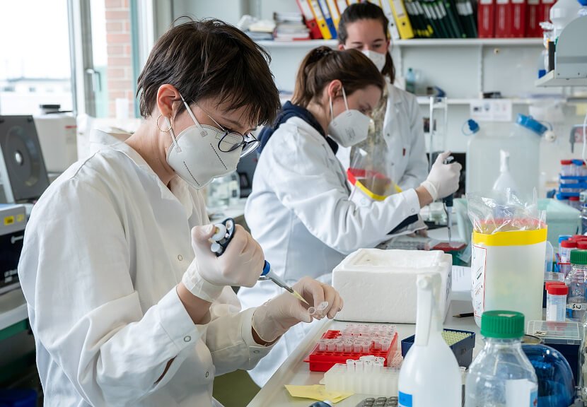 Forscher:innen beim Pipettieren im Labor