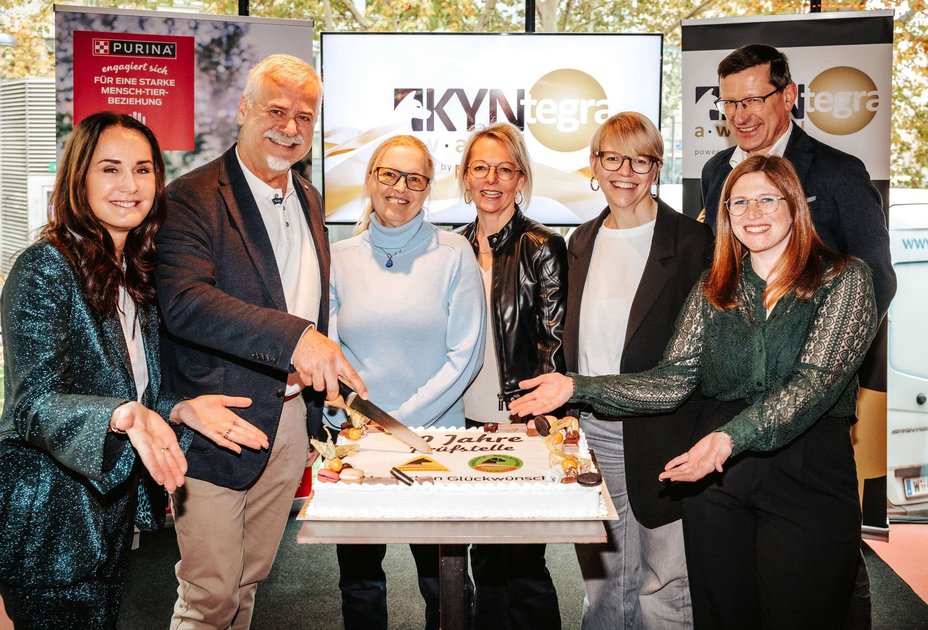 v.l.n.r.: Maggie Entenfellner, Karl Weissenbacher (Prüf- und Koordinierungsstelle Assistenzhunde/Vetmeduni), Vetmeduni-Vizerektorin Barbara Bockstahler, Claudia Kammerer (Prüf- und Koordinierungsstelle Assistenzhunde), Nina Niehues, Ludwig Huber (Leitung Department für Interdisziplinäre Lebenswissenschaften/Vetmeduni), Katharina Krenn.