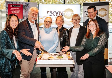 v.l.n.r.: Maggie Entenfellner, Karl Weissenbacher (Prüf- und Koordinierungsstelle Assistenzhunde/Vetmeduni), Vetmeduni-Vizerektorin Barbara Bockstahler, Claudia Kammerer (Prüf- und Koordinierungsstelle Assistenzhunde), Nina Niehues, Ludwig Huber (Leitung Department für Interdisziplinäre Lebenswissenschaften/Vetmeduni), Katharina Krenn.